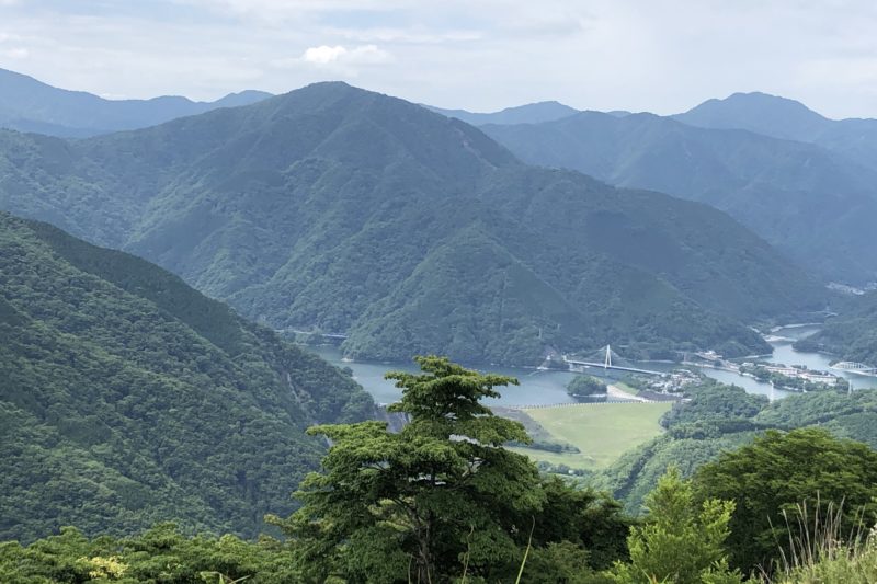 大野山頂上からみた丹沢湖