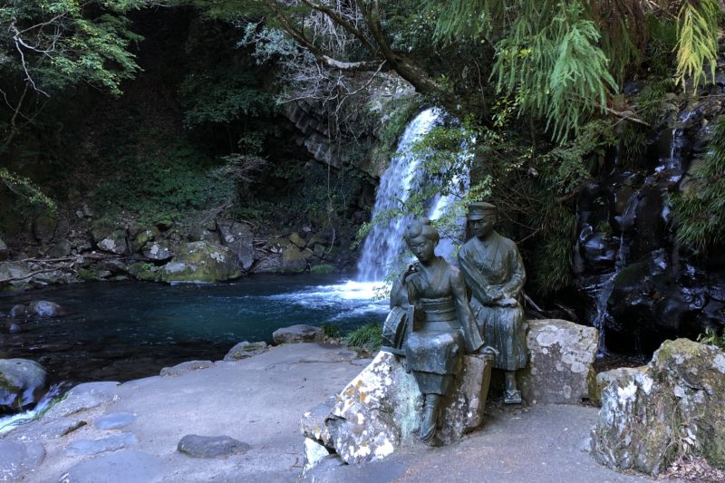 河津七滝の初景滝と伊豆の踊子の像