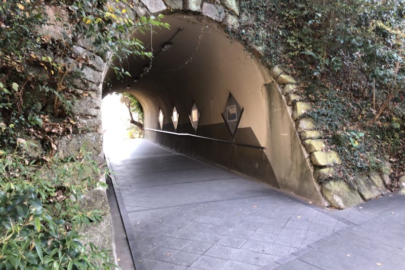 金沢文庫裏のトンネル