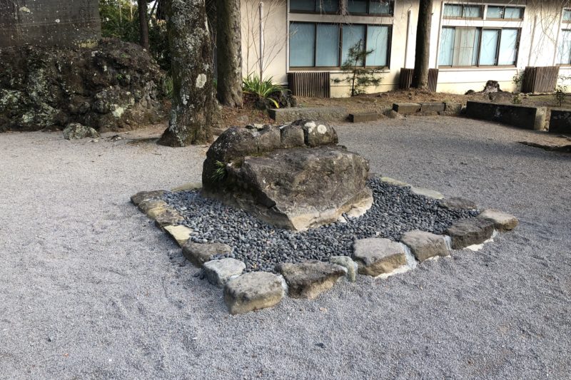 伊豆山神社の腰掛石