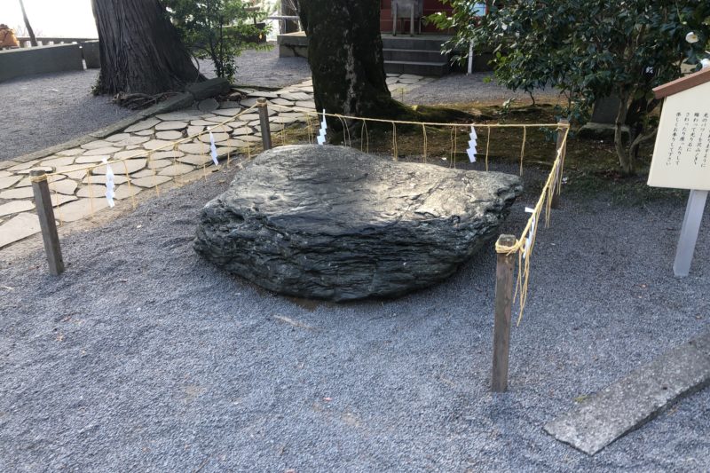 伊豆山神社の光石