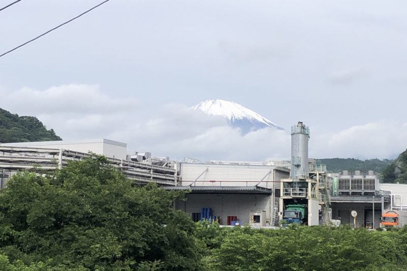 雲がかかった富士山