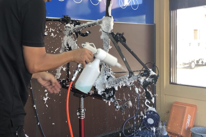 SENSHA Bicycleの厚木店での洗車作業