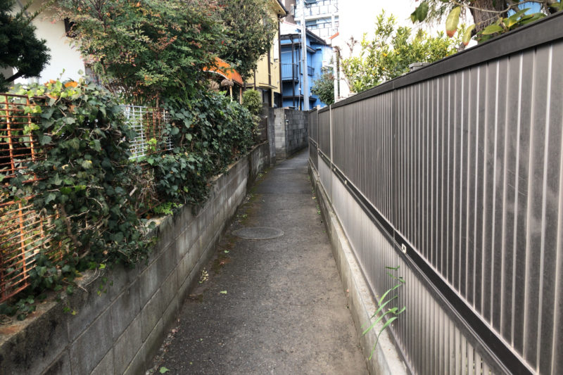 逗子駅近くの狭い通路