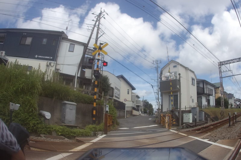 踏切をロードバイクで渡るところ