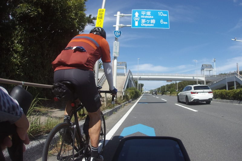 湘南海岸線でロードバイクと遭遇