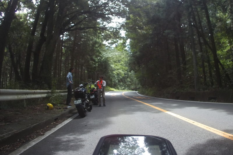 箱根旧道でトラブルで止まっているバイク