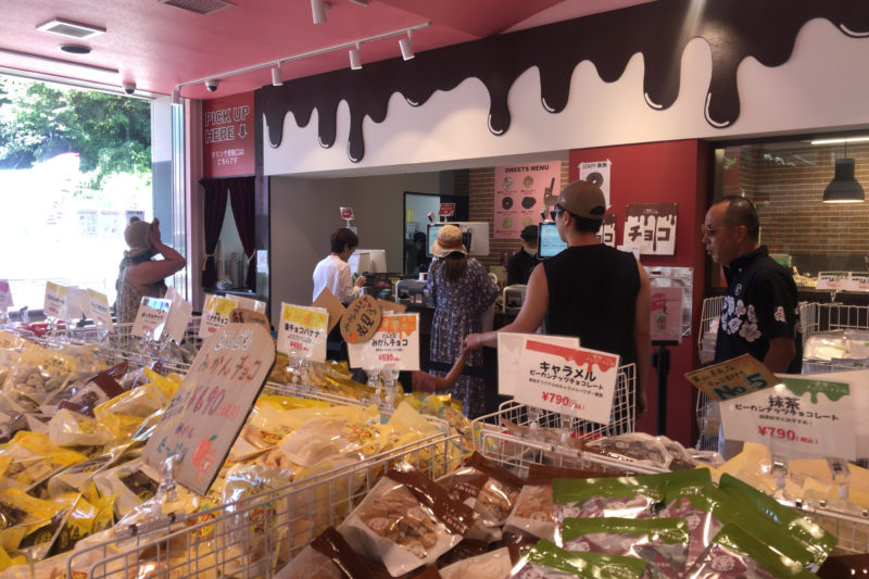 たぶん世界一小さいチョコレート工場 葉山直売店の店内