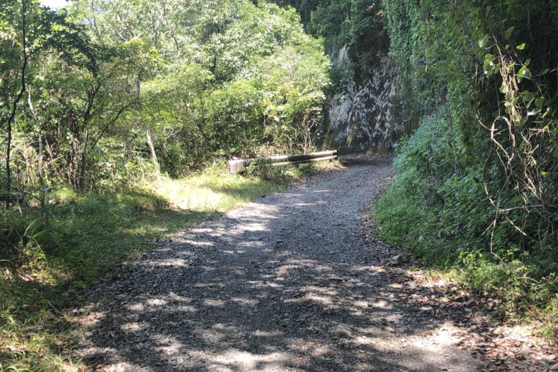 竜神の泉への砂利道