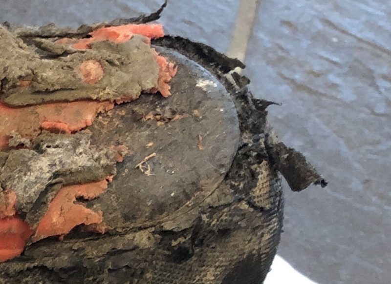 削れたビンディングシューズ