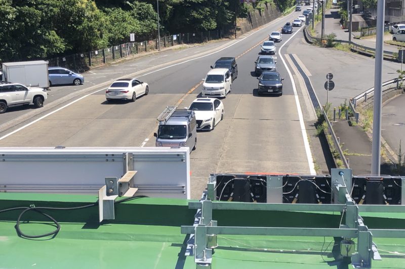 逗葉新道料金所のゲート上の道