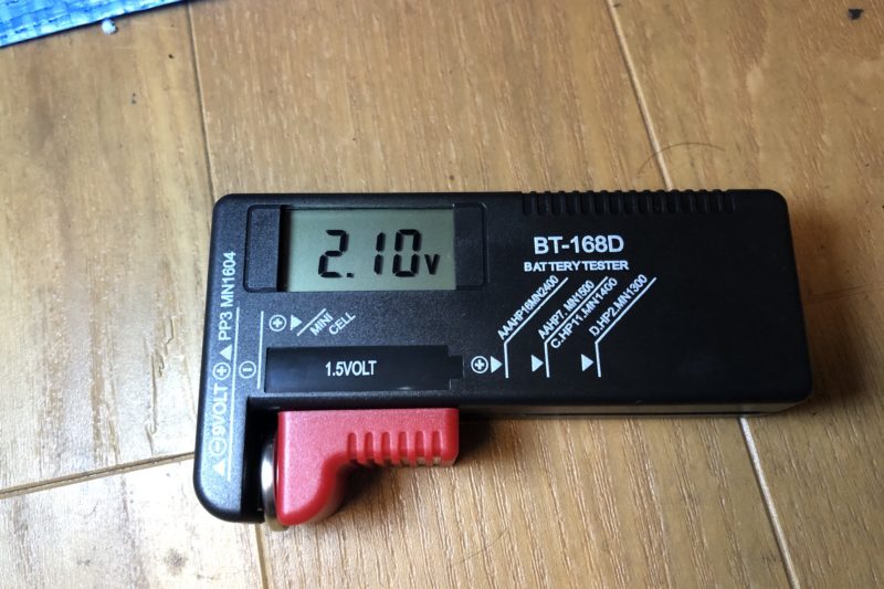 古いボタン電池を測定しているところ