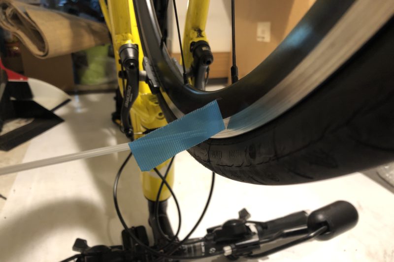 クロスバイクホイールの振れ確認