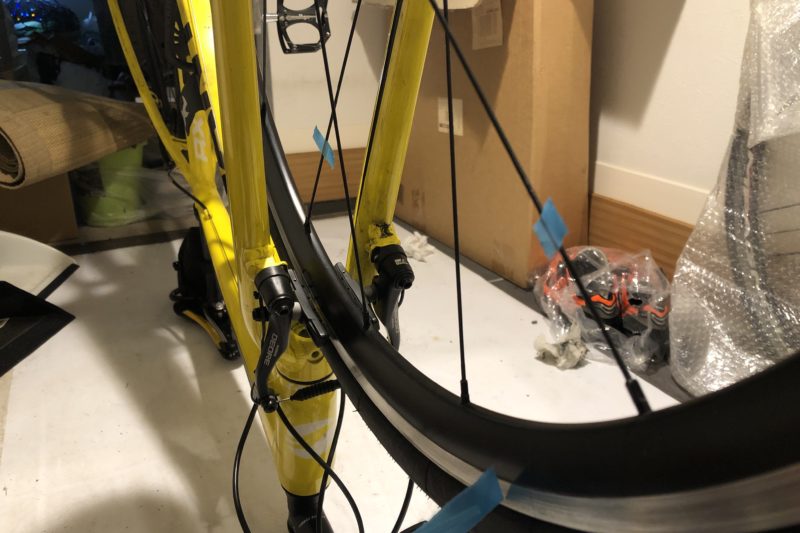 クロスバイクホイールの振れ取り