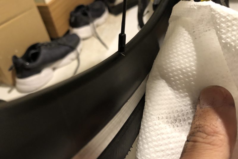 クロスバイクホイールのリム面の汚れ取り