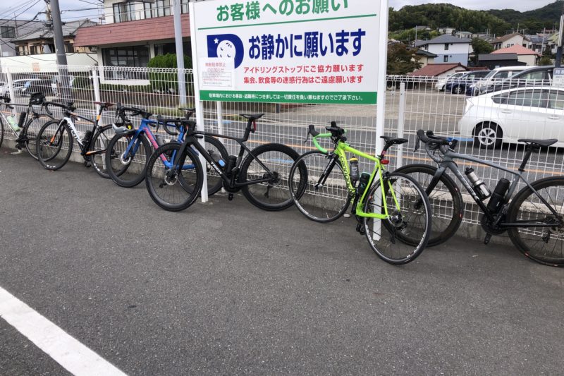 コンビニに立ち寄ったロードバイク