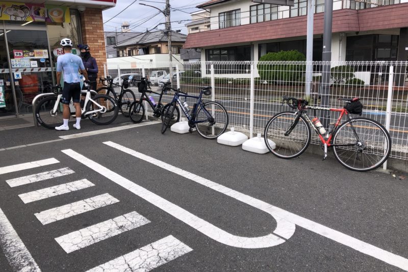 コンビニに立ち寄ったロードバイク