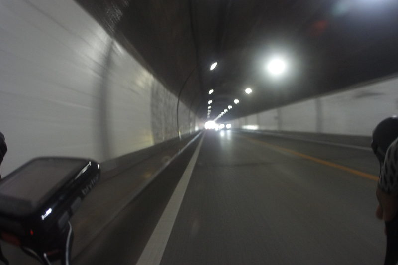 トンネル内をロードバイクで走行