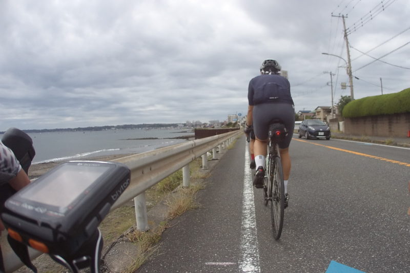 三浦海岸を走るロードバイク