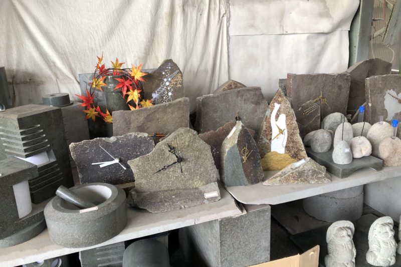 荒井屋　(有)岩本石材の小松石の時計