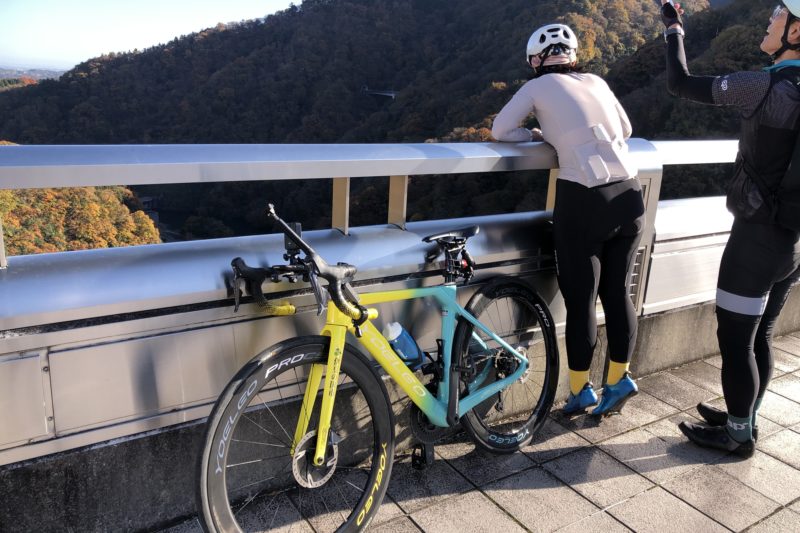 宮ケ瀬湖ダムの放水を上からのぞきこんでいるところ