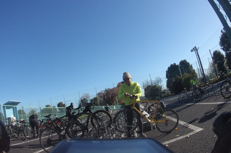 スポーツバイクデモ近くの駐輪場