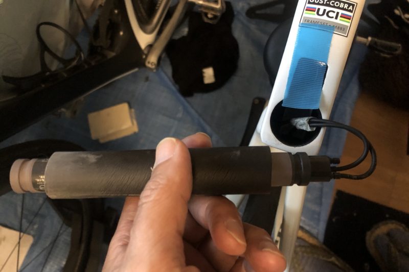 シートチューブ内につながるバッテリー