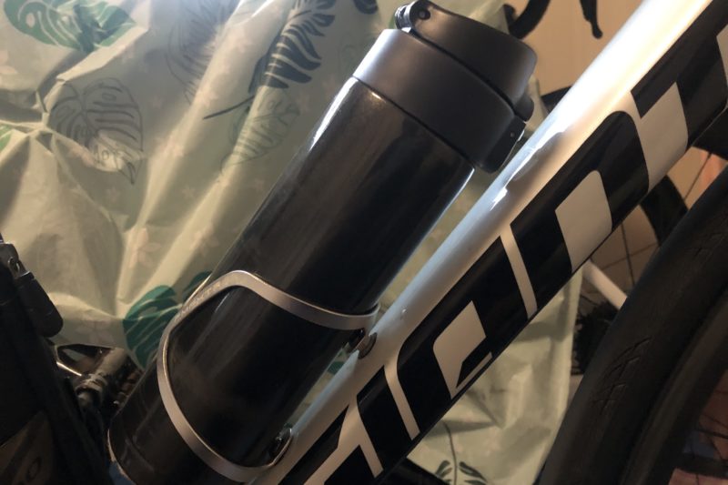 真空ボトルがフレームに接触しなくなった様子