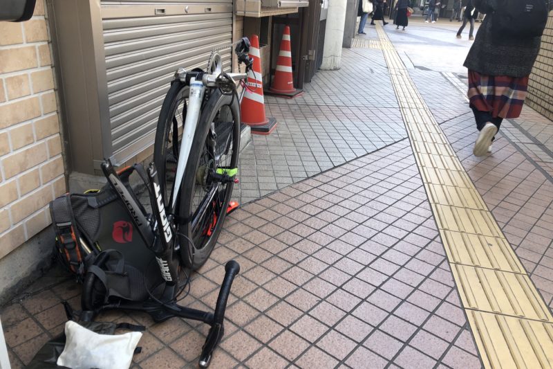 船橋駅前で輪行解除中