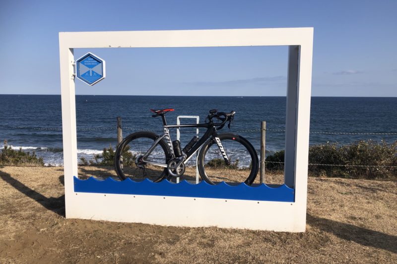 大洗海岸でロードバイクと