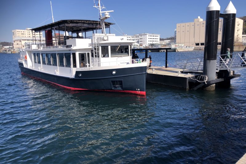 YOKOSUKA軍港めぐりの桟橋と船