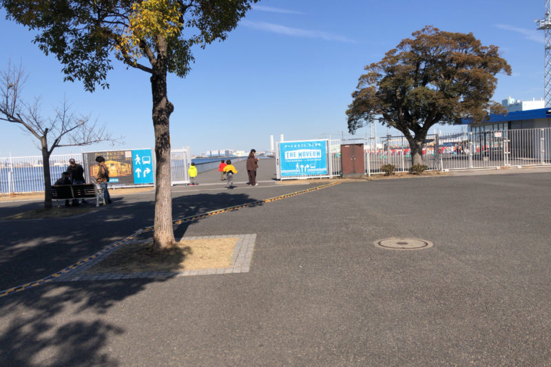 山下ふ頭のTHE MOVEUM YOKOHAMAの入り口