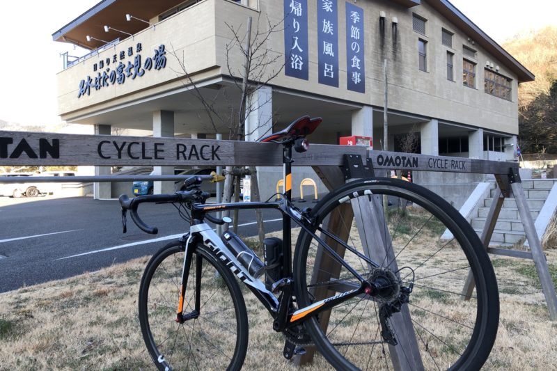 名水はだの富士見の湯の前でロードバイクと