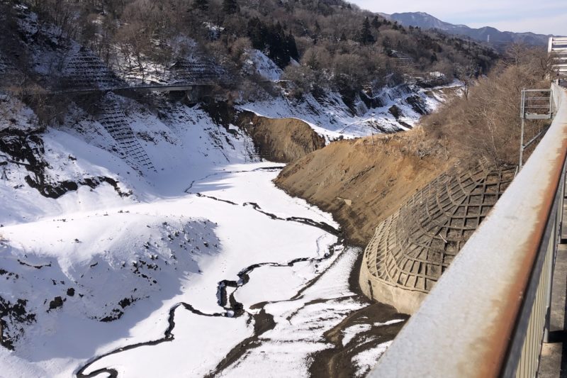宮ケ瀬湖の底が見えているところ