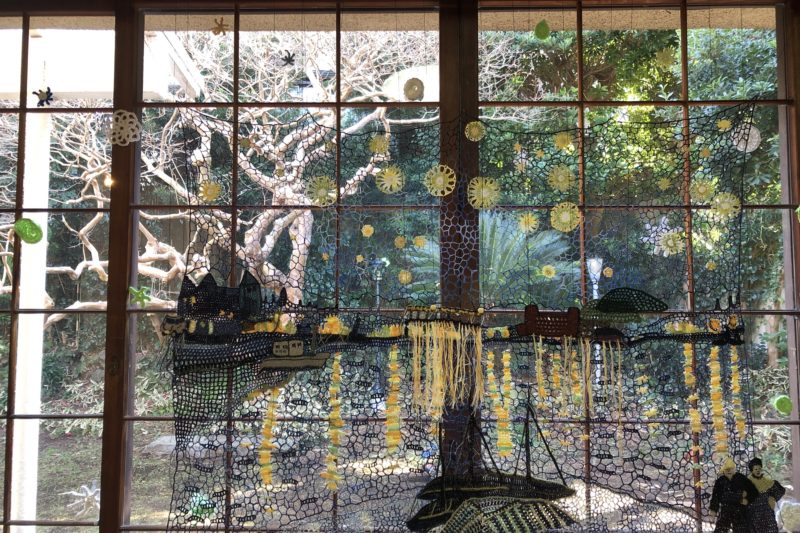 稲取アートフェスでの湊庵 路考茶の編み物