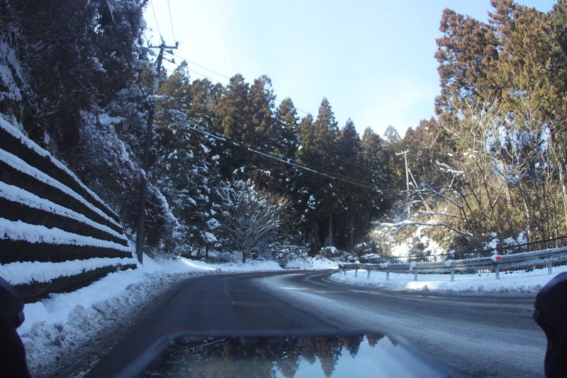雪が残る路面を走るロードバイク