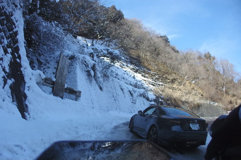 雪でスタックする車