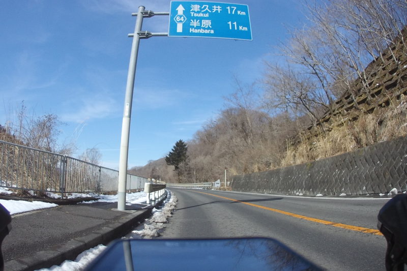 雪が残る宮ケ瀬湖湖畔路