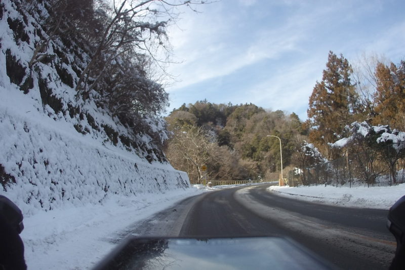 路面に雪が残る宮ケ瀬湖湖畔路