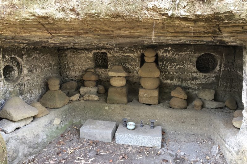 大町釈迦堂口遺跡の日月やぐら